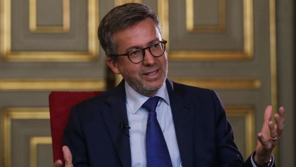 O Presidente da Câmara de Lisboa, Carlos Moedas, fala em entrevista à Agência Lusa em Lisboa, 17 de outubro de 2022. (ACOMPANHA TEXTO DA LUSA DE 18 DE OUTUBRO) TIAGO PETINGA/LUSA