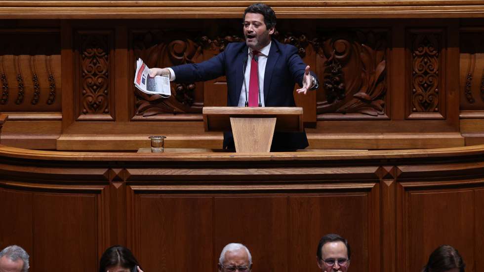O lider do Chega, André Ventura, fala durante o encerramento da discussão na especialidade do Orçamento do Estado para 2023 na Assembleia da República em Lisboa, 25 de novembro de 2022. TIAGO PETINGA/LUSA