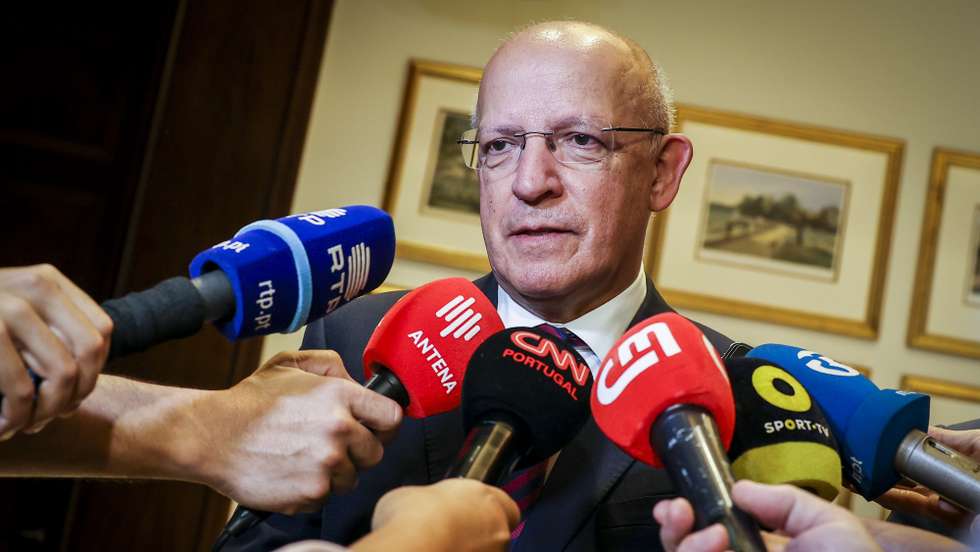 O presidente da Assembleia da República, Augusto Santos Silva, acompanhado pelo presidente da Federação Portuguesa de Futebol, Fernando Gomes (ausente da foto), presta declarações aos jornalistas no dia do jogo entre Portugal e o Uruguai, do grupo H do Mundial de Futebol, em Doha, no Qatar, 28 de novembro de 2022. JOSÉ SENA GOULÃO/LUSA