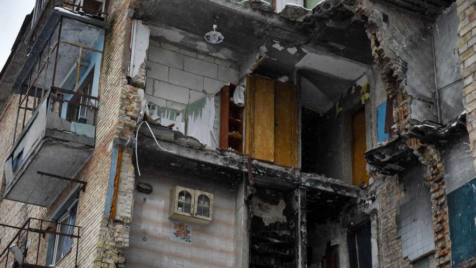 epa10347163 A view of a damaged apartment block with a mural by street artist Banksy, depicting a man in a bathtub scrubbing his back with a brush, in Horenka, near Kyiv, Ukraine, 03 December 2022. In November 2022, street artist Banksy painted a series of artworks in Ukraine, including at this building in Horenka, that was damaged by Russian shelling during combat in the Kyiv region last March. Russian troops on 24 February entered Ukrainian territory, starting a conflict that provoked destruction and a humanitarian crisis.  EPA/OLEG PETRASYUK