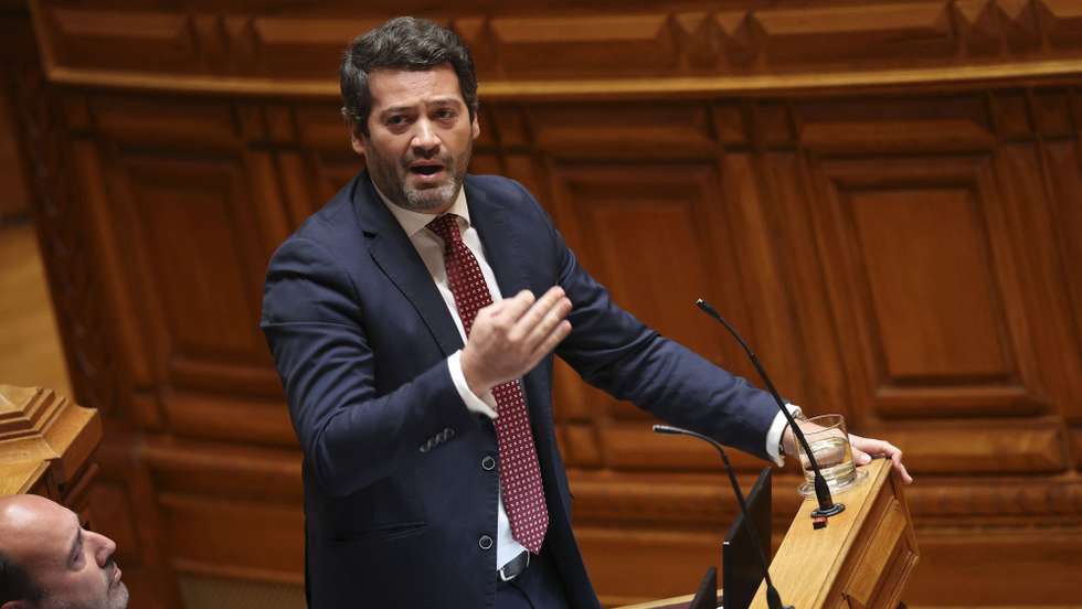 O deputado e presidente do Chega, André Ventura, intervém na sessão plenária para a discussão na especialidade do orçamento, na Assembleia da República, em Lisboa, 21 de novembro de 2022.  ANDRÉ KOSTERS/LUSA