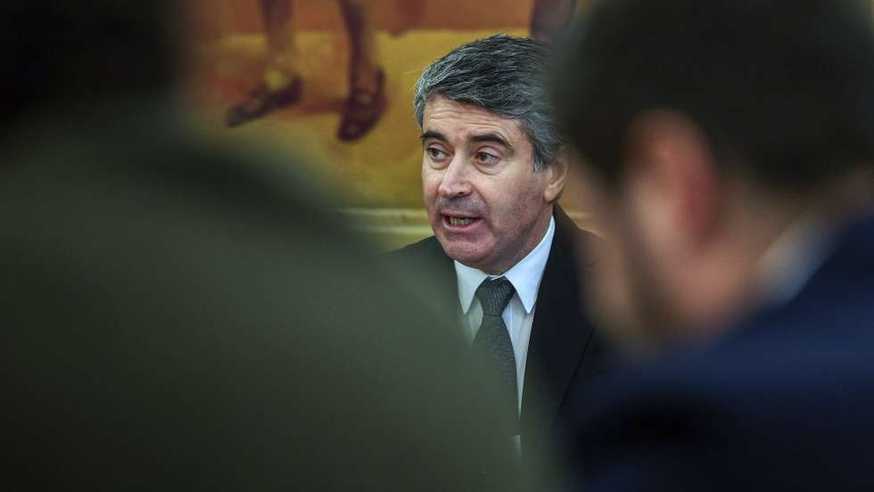 O ministro da Administração Interna, José Luis Carneiro, fala perante a Comissão de Assuntos Constitucionais, Direitos, Liberdades e Garantias, na Assembleia da República, em Lisboa, 06 de dezembro de 2022. TIAGO PETINGA/LUSA