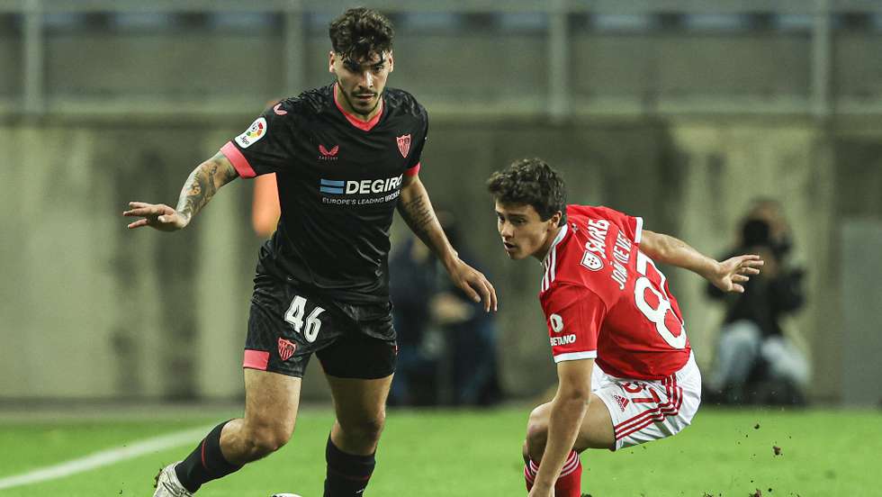 O jogadoir do Benfica, João Neves (D), disputa a bola com o jogador do Sevilha, Isaac, durante o jogo particular realizado no Estádio Algarve, Faro, 11 de dezembro de 2022. LUÍS FORRA/LUSA