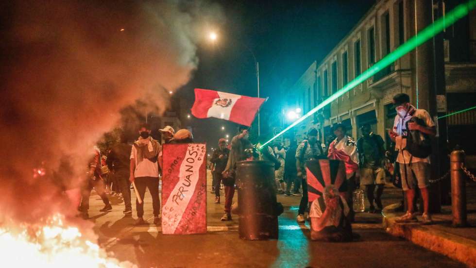 epa10362684 Hundreds of protesters clash with police in downtown Lima, Peru, 12 December 2022. The Ombudsman of Peru confirmed this 12 December that the number of deaths has increased to seven in just over 24 hours, amid clashes between the police and protesters calling for the resignation of the new President Dina Boluarte and the closure of Congress.  EPA/Aldair MejÃ­a