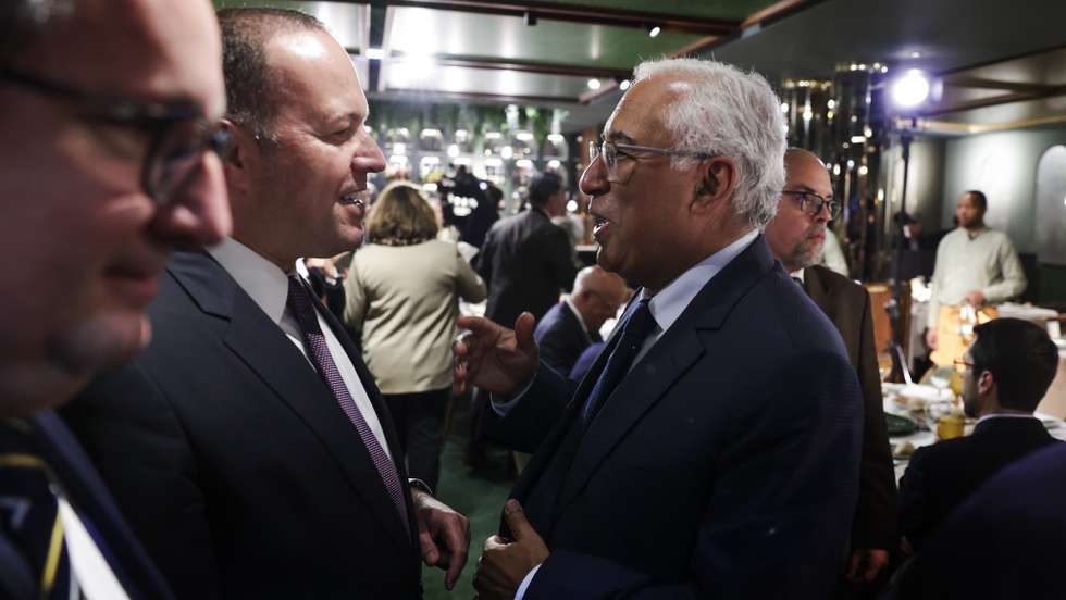 O secretário-geral do PS, António Costa (D), à chegada ao jantar de natal do grupo parlamentar do partido num restaurante de Lisboa, 21 de dezembro de 2022. MANUEL DE ALMEIDA/LUSA
