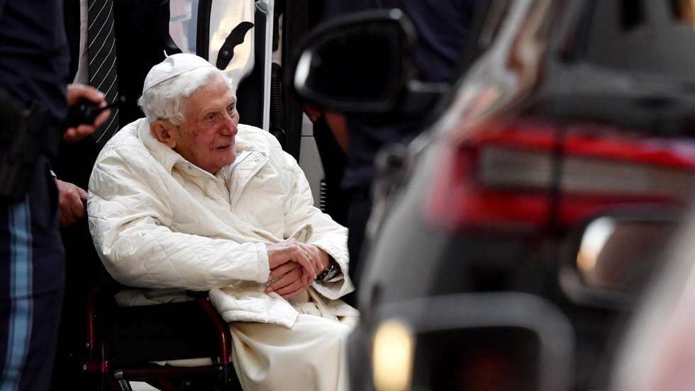 epa08494343 Pope Emeritus Benedict XVI (C) sits in a wheelchair as he leaves the house of his brother Georg Ratzinger, after a visit in Regensburg, Germany, 18 June 2020. According to a German Bishops' Conference press release, Pope Emeritus Benedict XVI is on an unannounced visit to Germany to see his brother Georg Ratzinger, whose health has reportedly deteriorated.  EPA/PHILIPP GUELLAND