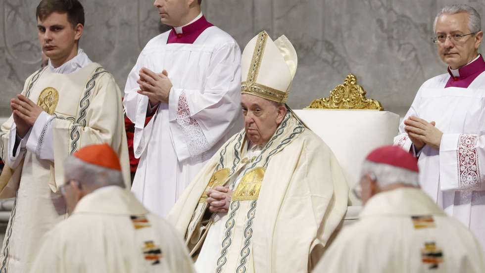 epa10385069 Pope Francis presides at Holy Mass of the Solemnity of Most Holy Mary Mother of God on the 56st World Day of Peace in Saint Peter's Basilica in the Vatican City, 01 January 2023.  EPA/FABIO FRUSTACI