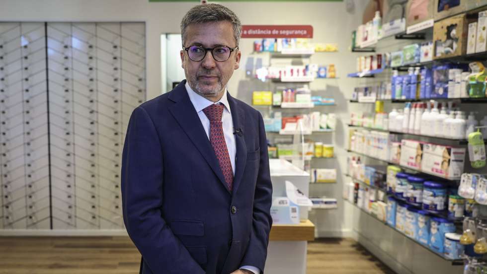 O presidente da Câmara Municipal de Lisboa, Carlos Moedas, visita uma farmácia no concelho de Lisboa, a fim de assinalar o plano “Lisboa 65+”  que vai permitir a pessoas a partir dos 65 anos, que vivam em Lisboa, usufruir de médicos e de cuidados médicos diversos, Lisboa, 04 de janeiro de 2023. ANDRE KOSTERS/LUSA