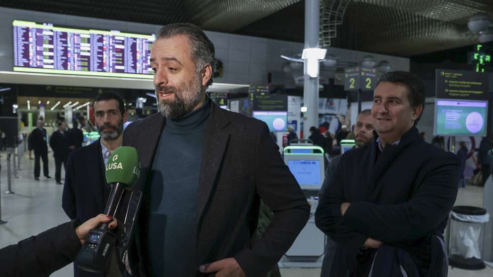 Ricardo Penarroias, presidente do  SNPVAC - Sindicato Nacional do Pessoal de Voo da Aviação Civil, fala à Lusa sobre a greve dos trabalhadores que protestam pela assinatura do novo Acordo de Empresa, que estabelecerá as novas condições salariais e laborais dos tripulantes, e que substitui o Acordo de Emergência assinado em 2021, 08 dezembro 2022, no aeroporto de Lisboa.   MANUEL DE ALMEIDA/LUSA