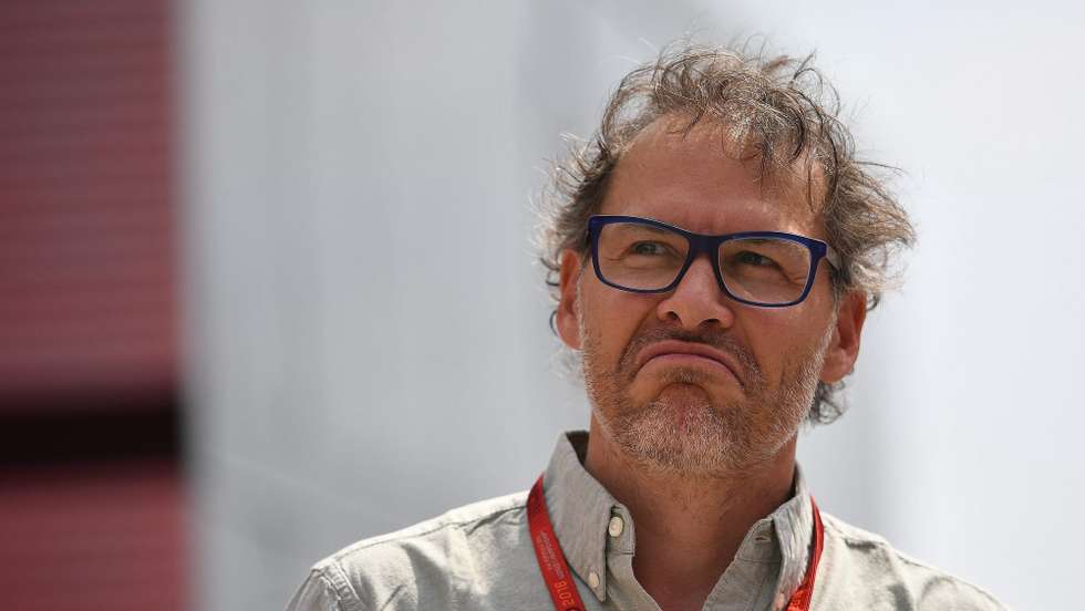 epa05438883 Former Formula One World Champion Jacques Villeneuve of Canada is seen in the pit prior to the Formula One Grand Prix of Hungary at the Hungaroring circuit, in Mogyorod, north-east of Budapest, Hungary, 24 July 2016.  EPA/ZSOLT CZEGLEDI HUNGARY OUT