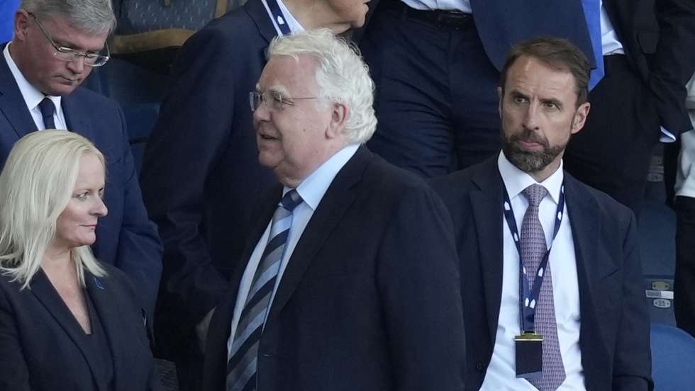 epa10109044 England manager Gareth Southgate (R) and former Everton chairman Bill Kenwright (C) attend the English Premier League soccer match between Everton FC and Chelsea FC in Liverpool, Britain, 06 August 2022.  EPA/Andrew Yates EDITORIAL USE ONLY. No use with unauthorized audio, video, data, fixture lists, club/league logos or 'live' services. Online in-match use limited to 120 images, no video emulation. No use in betting, games or single club/league/player publications
