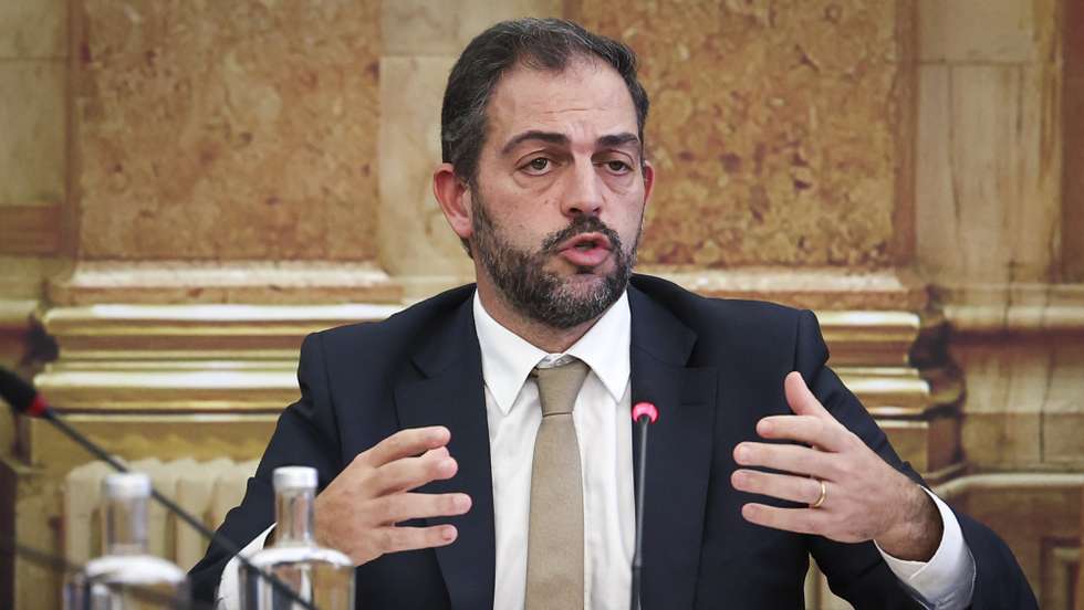 O ministro do Ambiente e da Ação Climática, Duarte Cordeiro, durante a sua audição na Comissão de Ambiente e Energia, na Assembleia da República, em Lisboa, 17 de janeiro de 2023. JOSÉ SENA GOULÃO/LUSA