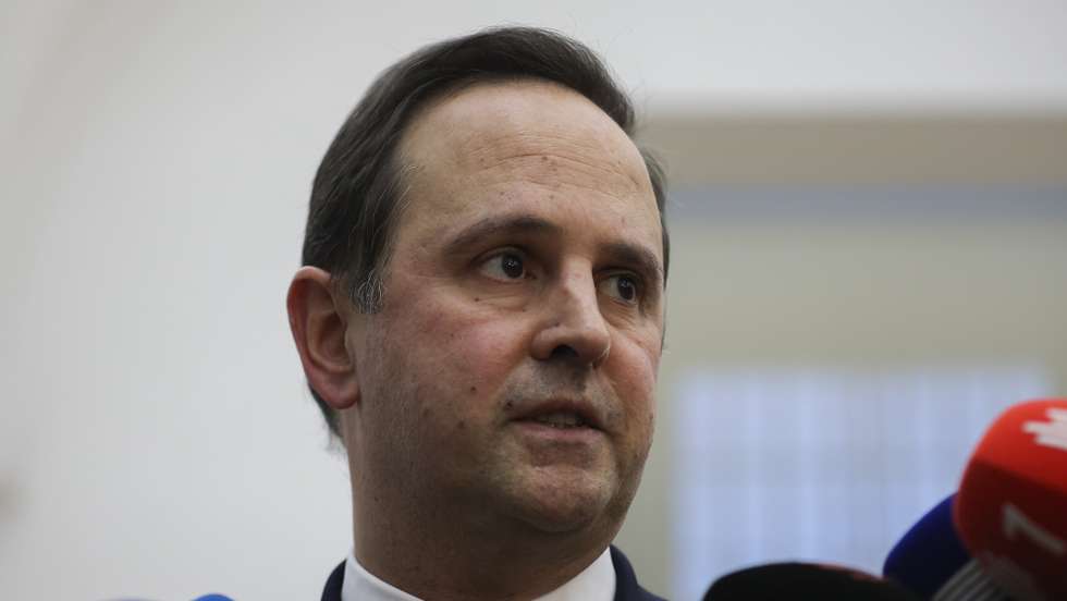 O ministro das Finanças, Fernando Medina, fala aos jornalistas durante uma conferência no Ministério das Finanças, Lisboa, 19 de janeiro de 2023. O ministro das Finanças, Fernando Medina, disse hoje que pediu para ser ouvido no âmbito do processo que motivou na terça-feira a realização de buscas na Câmara de Lisboa, embora desconheça “em absoluto” a investigação em curso. CARLOS M. ALMEIDA/LUSA
