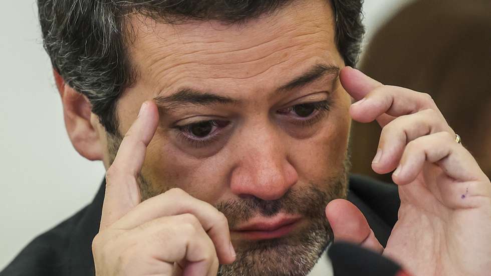 O deputado e presidente do Chega, André Ventura, durante a audição da presidente da Comissão Executiva da TAP, Christine Ourmières-Widener (ausente da fotografia), perante a Comissão de Economia, Obras Públicas, Planeamento e Habitação, na Assembleia da República, em Lisboa, 18 de janeiro de 2023. A presidente executiva da TAP, Christine Ourmières-Widener, vai hoje ao parlamento, para dar explicações sobre a indemnização de 500.000 euros à antiga administradora Alexandra Reis, que foi também presidente da NAV e secretária de Estado. JOSÉ SENA GOULÃO/LUSA