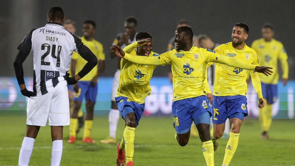 O jogador do Arouca Michel (2-D) festeja após marcar um golo contra o Portimonense durante o jogo da Primeira Liga de Futebol, no estádio Municipal de Arouca, 20 de janeiro de 2023. JOSÉ COELHO/LUSA