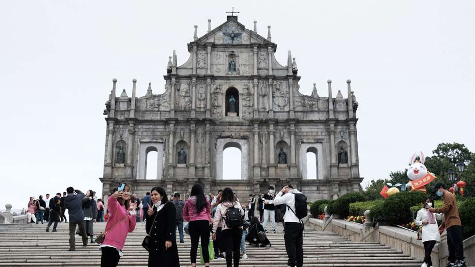 Milhares de turistas voltaram a encher as ruas de Macau e da Taipa depois de levantadas as restrições criadas pela pandemia de covid-19 no passado domingo, dia 8 de janeiro, em Macau, China, 11 de janeiro de 2023. GONÇALO LOBO PINHEIRO/LUSA
