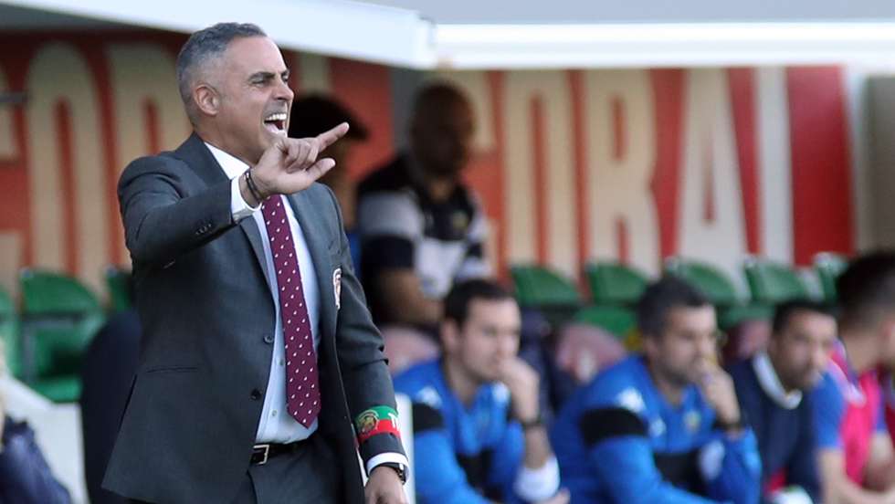 O treinador do Marítimo, José Gomes, dá indicações aos seus jogadores durante o jogo da 17.ª jornada da I Liga de futebol contra o Estoril Praia realizado no Estádio do Marítimo, no Funchal, 22 de janeiro de 2023, HOMEM DE GOUVEIA/LUS