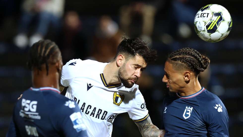 O jogador do Famalicão, Ivo Rodrigues (C), disputa a bola com o jogador do B-SAD, Jójó, durante o jogo da Taça de Portugal de Futebol, disputado no Estádio Municipal de Famalicão, Vila Nova de Famalicão, 08 de fevereiro de 2023. ESTELA SILVA/LUSA