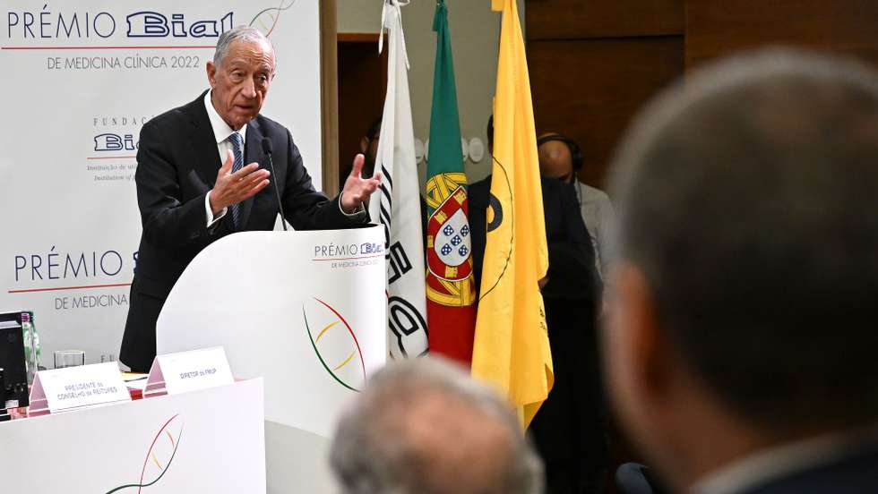 Presidente da República, Marcelo Rebelo de Sousa, discursa durante a cerimónia de entrega do Prémio BIAL de Medicina Clínica 2022 a Miguel Castelo-Branco (ausente da foto) prémio organizada pela Fundação BIAL que decorreu na Aula Magna da Faculdade de Medicina do Porto, 8 de fevereiro de 2023. FERNANDO VELUDO/LUSA