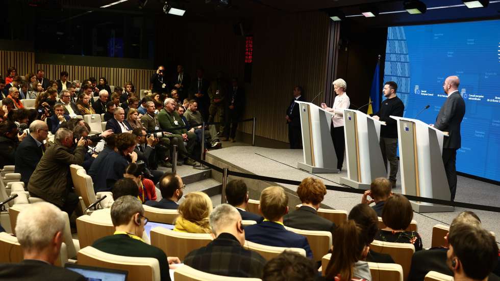 epa10456731 (L-R, on stage) President of the European Commission Ursula von der Leyen, Ukraine's President Volodymyr Zelensky and President of the European Council Charles Michel hold a joint press conference on the sidelines of a special meeting of the European Council in Brussels, Belgium, 09 February 2023. EU leaders will meet in Brussels on 09 and 10 February for a summit to discuss Russia's invasion of Ukraine, the EU's economy and competitiveness, and its migration policy.  EPA/STEPHANIE LECOCQ
