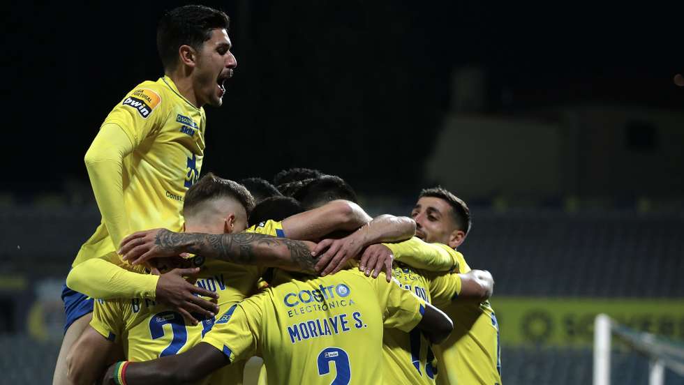Os jogadores do Arouca festejam após marcarem um golo contra o Santa Clara durante o jogo da 20ª jornada da I Liga de futebol, realizado no Estádio Municipal de Arouca, 11 de fevereiro de 2023. MANUEL FERNANDO ARAÚJO/LUSA