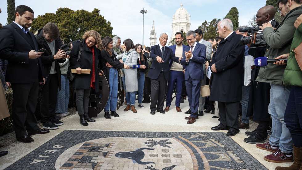 O Presidente da República, Marcelo Rebelo de Sousa (C), acompanhado pelo presidente da Câmara Municipal de Lisboa, Carlos Moedas (C-2-D), durante a cerimónia de inauguração do novo jardim da Praça do Império, em Lisboa, 14 de fevereiro de 2023. ANTÓNIO COTRIM/LUSA