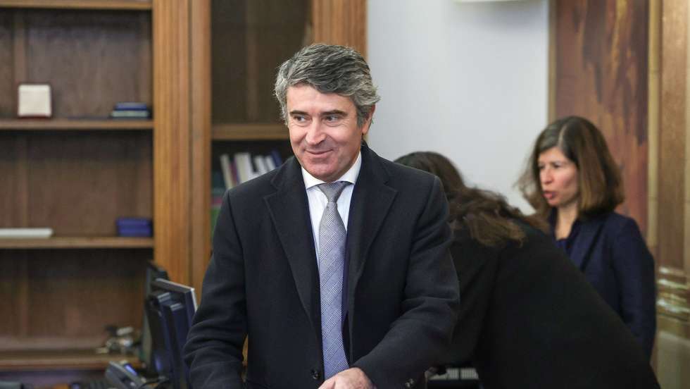 O ministro da Administração Interna, José Luís Carneiro, à chegada para a sua audição perante a Comissão de Assuntos Constitucionais, Direitos, Liberdades e Garantias na Assembleia da República, em Lisboa, 15 de fevereiro de 2023. MANUEL DE ALMEIDA/LUSA