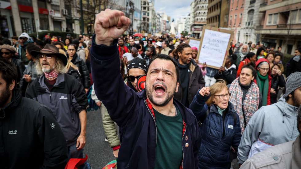 Manifestantes protestam durante uma ação organizada pelo movimento "Vida Justa - Basta de aumento dos Preços", composto por moradores de bairros, pessoas de movimentos sociais e outros cidadãos, com partida do Marquês de Pombal em direção à Assembleia da República, em Lisboa, 25 de fevereiro de 2023. MIGUEL A. LOPES/LUSA