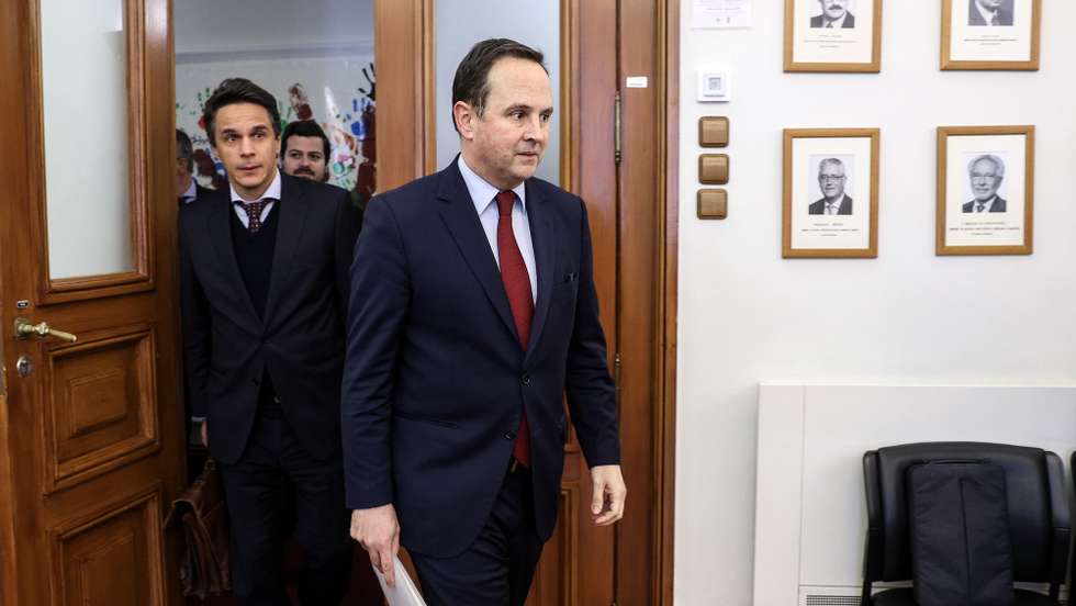 O ministro das Finanças, Fernando Medina (D), à chegada para a audição na Comissão de Orçamento e Finanças na Assembleia da República em Lisboa, 28 de fevereiro de 2023. MIGUEL A. LOPES/LUSA