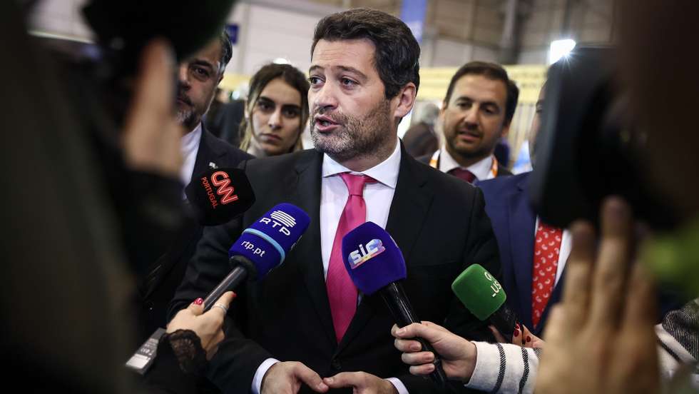 O presidente do Chega, André Ventura, fala os jornalistas durante a visita à BLT-Bolsa de Turismo de Lisboa na FIL, em Lisboa, 03 de março de 2023. RODRIGO ANTUNES/LUSA
