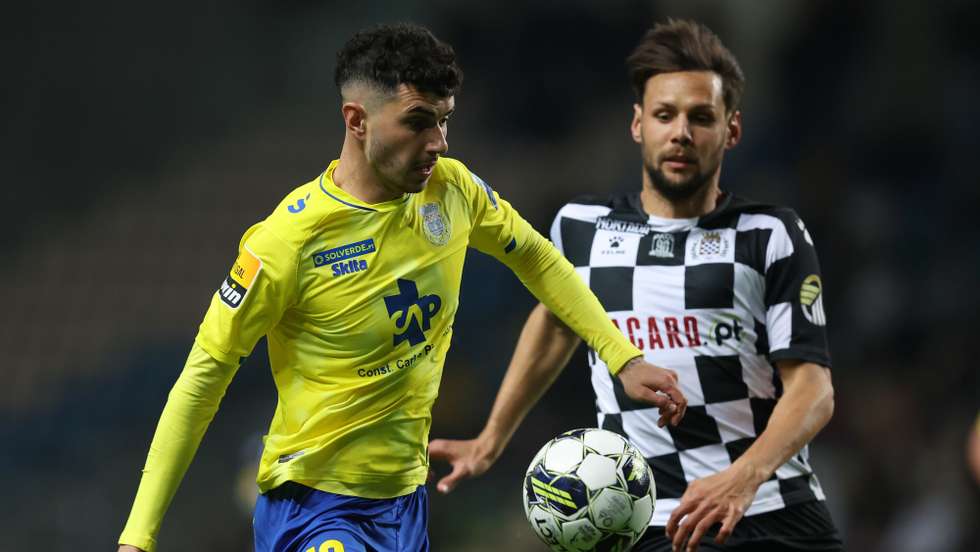 O jogador do Boavista Sasso (D) disputa a bola com o jogador do Arouca Rafa Mújica durante o jogo da Primeira Liga de Futebol, disputado no Estádio do Bessa, Porto, 3 de março de 2023. JOSÉ COELHO/LUSA
