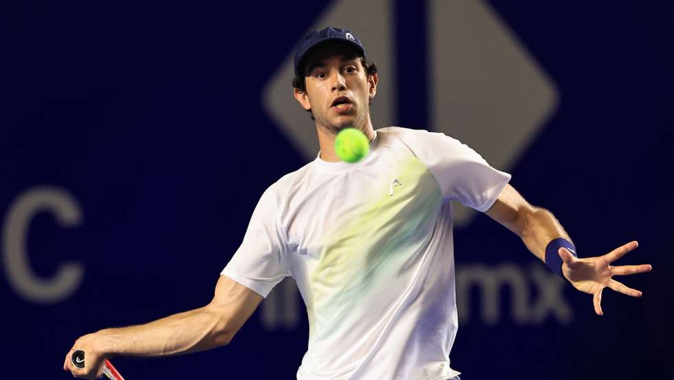 epa10498259 Nuno Borges of Portugal in action against Holger Rune of Denmark during a match of the 2023 Mexican Tennis Open, in the resort of Acapulco, in the state of Guerrero, Mexico, 01 March 2023.  EPA/DAVID GUZMAN