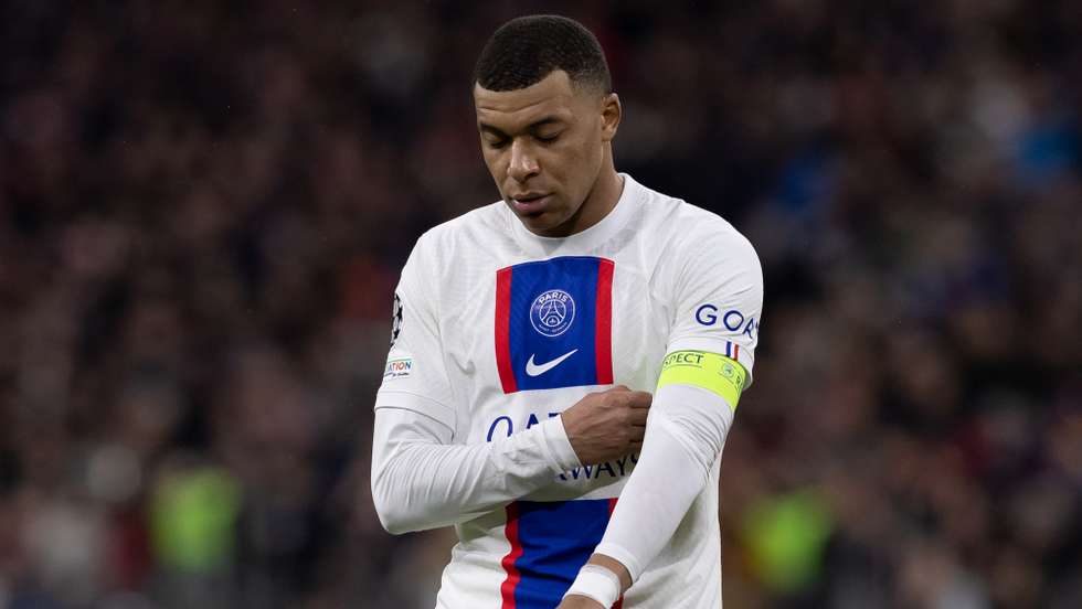 Nasser Al-Khelaïfi quer manter Mbappé como centro do projeto desportivo mas avançado voltou a deixar futuro em aberto após nova eliminação precoce na Champions