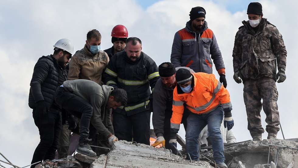 Elementos das equipas de resgate fazem buscas num edifício destruído pelos sismos de segunda-feira em Islahiye, sudeste da Turquia, 10 de fevereiro de 2023. Pelo menos 21.051 pessoas morreram, incluindo 17.674 na Turquia e 3.377 na Síria, na sequência dos sismos ocorridos no sul da Turquia na segunda-feira, indicam hoje os últimos balanços oficiais. JOÃO RELVAS/LUSA
