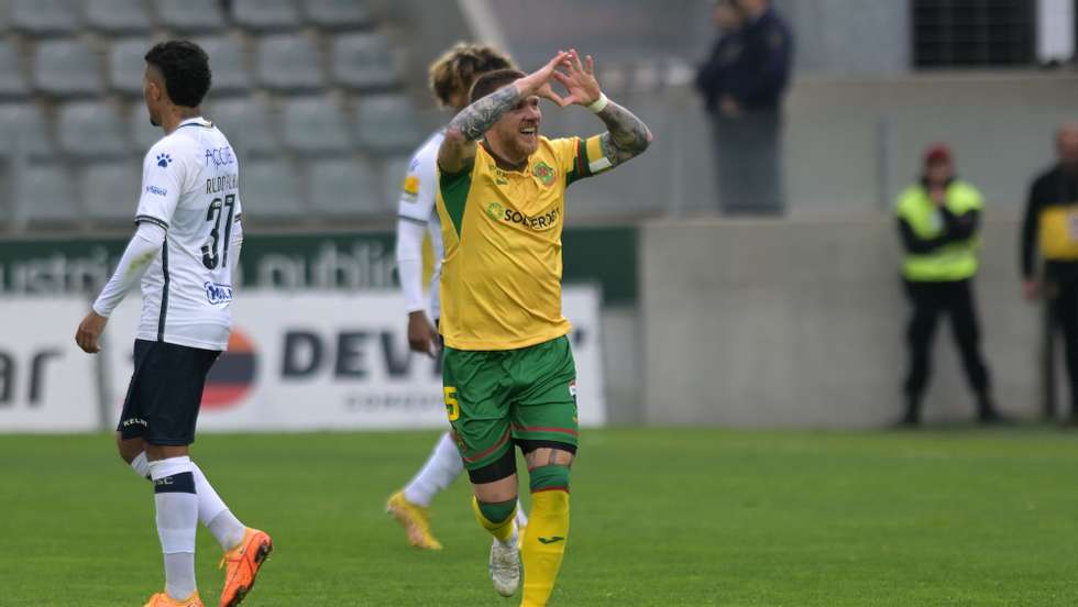 O jogador Antunes do Paços de Ferreira festeja o golo marcado ao Santa Clara no jogo da jornada 24 da Primeira Liga de Futebol, realizado no Estádio Capital do Móvel, em Paços de Ferreira. 11 de março de 2023. FERNANDO VELUDO/LUSA