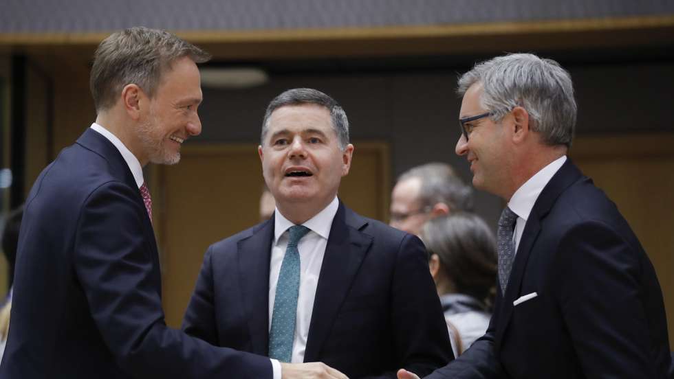 epa10520763 (L-R) German Finance Minister Christian Lindner, President of the Eurogroup Paschal Donohoe and Austrian finance minister Magnus Brunner at the start of a Eurogroup finance ministers meeting in Brussels, Belgium, 13 March 2023.  EPA/OLIVIER HOSLET