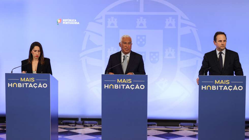 O primeiro-ministro, António Costa (C), acompanhado pela ministra da Habitação, Marina Gonçalves (E) E  pelo ministro das Finanças, Fernando Medina (D), na conferência de imprensa no final da reunião do Conselho de Ministros, no Palácio da Ajuda, em Lisboa, 18 de março de 2023. MIGUEL A. LOPES/LUSA