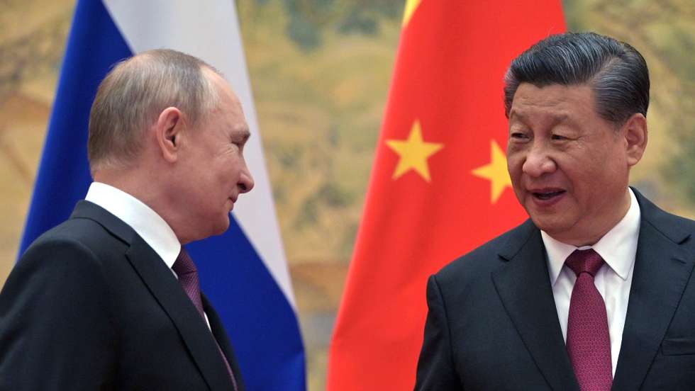 epa09726930 Russian President Vladimir Putin (L) and Chinese President Xi Jinping (R) meet in Beijing, China, 04 February 2022. Putin arrived in China on the day of the Beijing 2022 Winter Olympic Games opening ceremony.  EPA/ALEXEI DRUZHININ / KREMLIN / SPUTNIK / POOL MANDATORY CREDIT