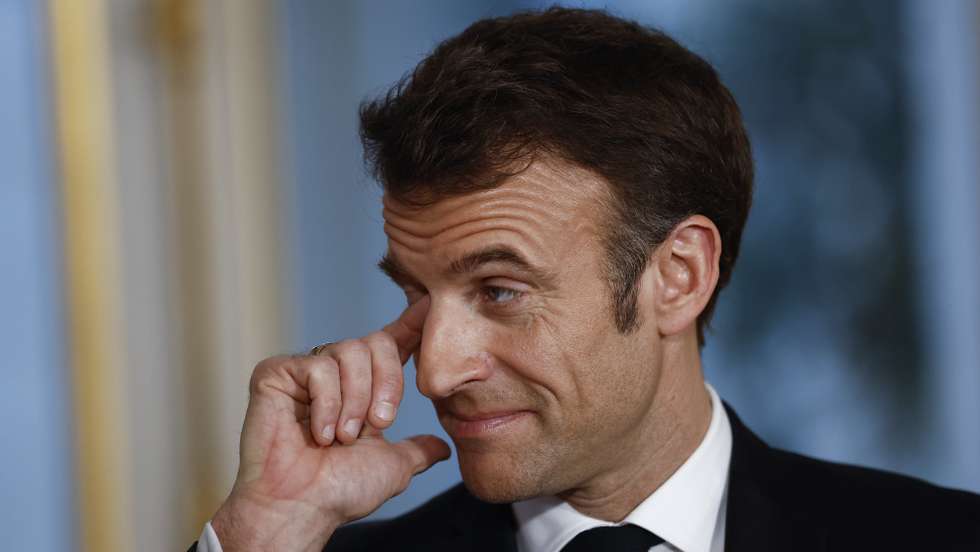 epa10541170 French President Emmanuel Macron listens to Costa Rica's President Rodrigo Chaves Robles (not pictured) during their joint press statement at the Elysee Palace in Paris, France, 24 March 2023.  EPA/YOAN VALAT / POOL