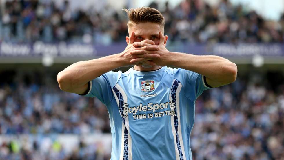 Viktor Gyökeres, internacional sueco de 25 anos, marcou 21 golos no último Championship pelo Coventry, que perdeu nos penáltis a subida à Premier League