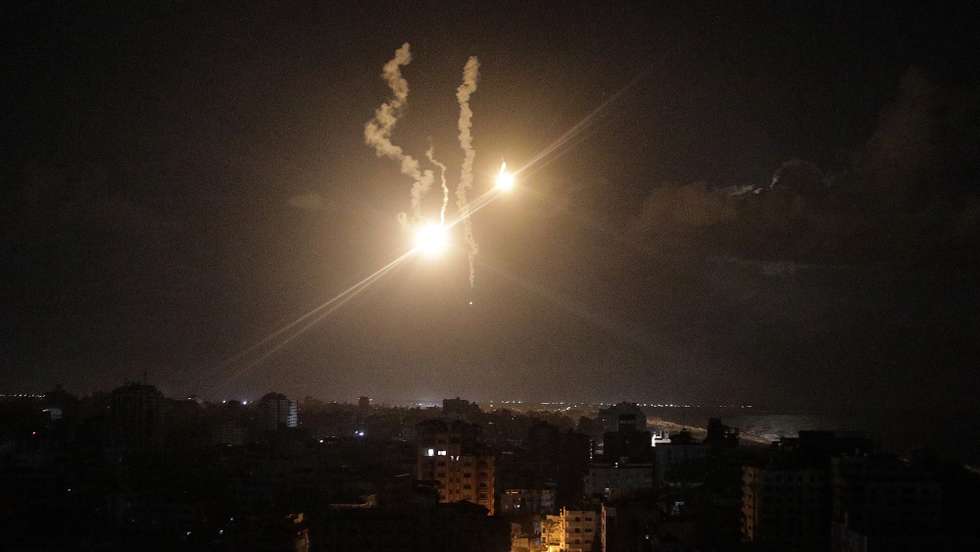 epa10927892 Israeli army flares illuminate the sky above Al Zhra City in the south of Gaza City, 19 October 2023. More than 3,700 Palestinians and 1,400 Israelis have been killed according to the Israel Defense Forces (IDF) and the Palestinian Health authority since Hamas militants launched an attack against Israel from the Gaza Strip on 07 October. Israel has warned all citizens of the Gaza Strip to move to the south ahead of an expected invasion.  EPA/MOHAMMED SABER