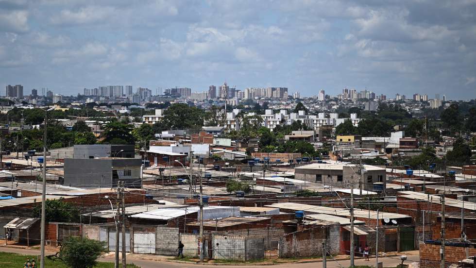 epa10544278 A general view of the Sol Nascente favela near Brasilia, Brazil, 24 March 2023 (issued 26 March 2023). The Brazilian government announced that the country's largest favela is now located in the capital of Brasilia, just 35 kilometers from the seat of power and no longer in Rio de Janeiro or Sao Paulo. In a preliminary report of the 2022 Census, the Brazilian Institute of Geography and Statistics (IBGE) pointed out on 17 March 2023 that Sol Nascente, a district with 32,081 households, is currently the largest favela in the country, surpassing the Rocinha slum in Rio de Janeiro with its 30,955 households.  EPA/Andre Borges