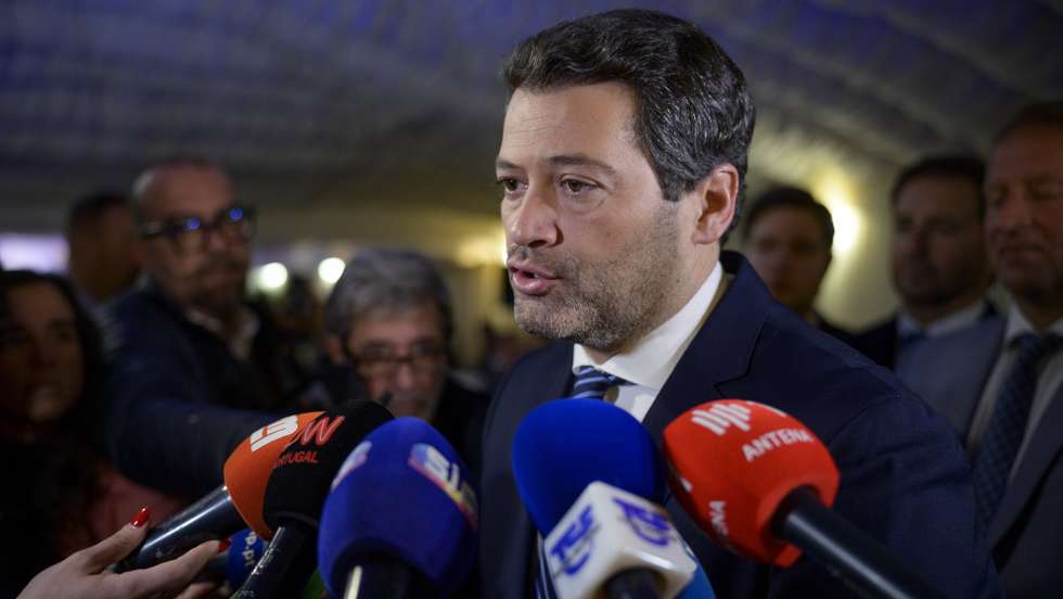 O presidente do Chega, André Ventura, fala aos jornalistas durante um jantar-comício de campanha para as eleições legislativas de 10 de março, em Santiago do Cacém, 07 de março de 2024. Mais de 10,8 milhões de portugueses são chamados a votar no domingo para eleger 230 deputados à Assembleia da República. A estas eleições concorrem 18 forças políticas (15 partidos e três coligações). TIAGO CANHOTO/LUSA
