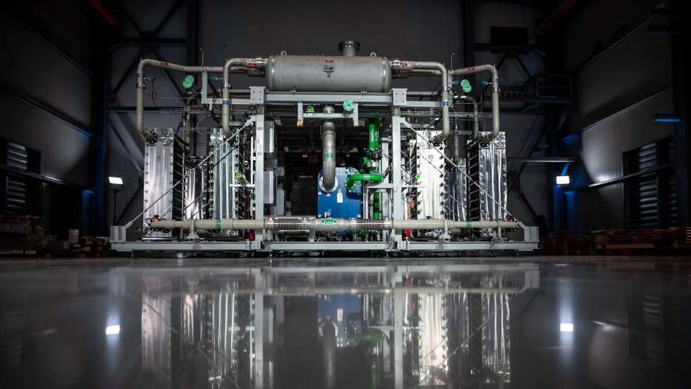 epa10604169 xterior view of the electrolyser, that is suppose to generate clean, green hydrogen at Air Liquide company in Oberhausen, Germany, 02 May 2023, during a visit by the German President.  EPA/FABIAN STRAUCH
