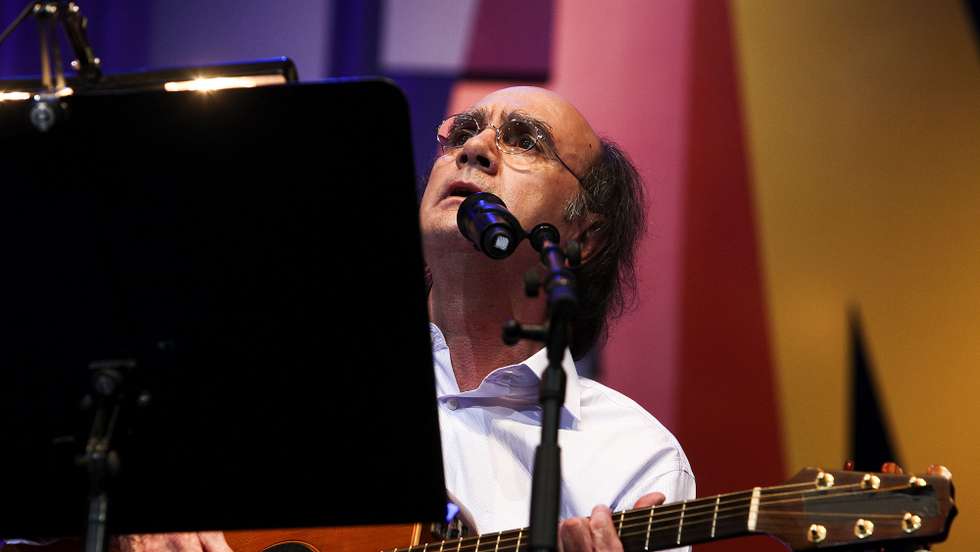 Foto de arquivo datada de 22 Outubro 2009 do músico Fausto durante atuação no Campo Pequeno. O músico e compositor Fausto Bordalo Dias, o criador de "Por Este Rio Acima", morreu hoje, em Lisboa, aos 76 anos. Lisboa, 1 de julho de 2024. JOSE SENA GOULAO/LUSA