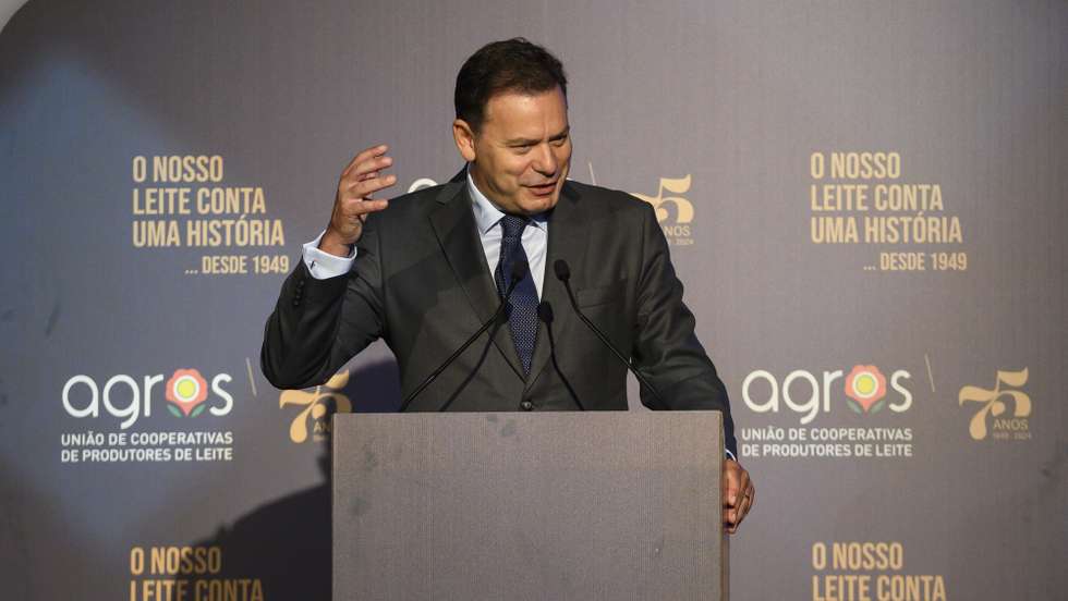 O primeiro-ministro Luís Montenegro discursa na cerimónia comemorativa dos 75 Anos da AGROS, UCRL, na Póvoa de Varzim. RICARDO CASTELO/LUSA