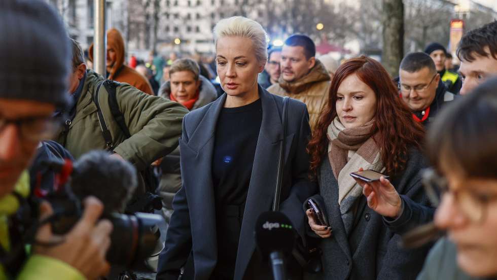 epa11226554 Yulia Navalnaya, widow of the late Russian dissident Alexei Navalny, leaves the Russian embassy after casting her ballot in the Russian presidential elections in Berlin, Germany, 17 March 2024. The Russian presidential election vote takes place between 15 and 17 March. Four candidates registered by the Central Election Commission of the Russian Federation are vying for the post of head of state: Leonid Slutsky, Nikolai Kharitonov, Vladislav Davankov and Vladimir Putin.  The team of late Russian opposition leader Alexei Navalny had called Russians to show their opposition to the elections and President Putin, by crowding voting centers on 17 March at midday. The protest was named 'Noon Against Putin'.  EPA/HANNIBAL HANSCHKE