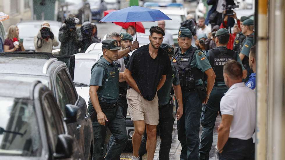 epa11584320 Spanish soccer player Rafa Mir (C) arrives at the court to appear before the judge in Valencia, eastern Spain, 04 September 2024. Valencia CF&#039;s player Rafa Mir was arrested on 02 September after he was accused of an alleged sexual assault together with other man.  EPA/KAI FORSTERLING  ATTENTION EDITORS: IMAGE PIXELATED AT SOURCE TO COMPLY WITH SPANISH LAW