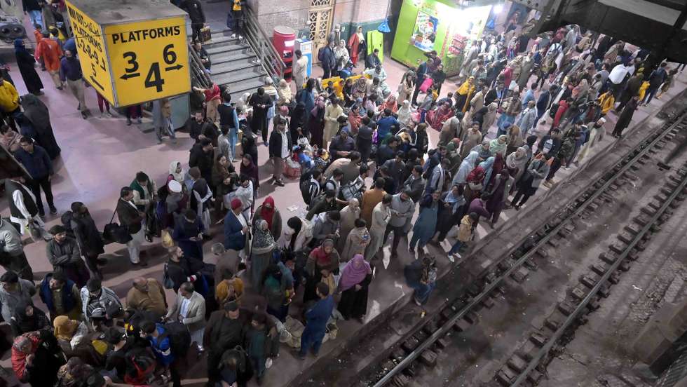 epa11740377 Passengers rush to train stations after authorities block highways and motorways on the second day of protest by the opposition Pakistan Tehrik-e-Insaf (PTI) party of jailed former Prime Minister Imran Khan in Lahore, Pakistan, 25 November 2024. Former Prime Minister Imran Khan, currently imprisoned, called on his supporters to participate in a 'peaceful protest' in Islamabad on 24 November, emphasizing the need to oppose what he termed the 'illegal' nature of his imprisonment.  EPA/RAHAT DAR