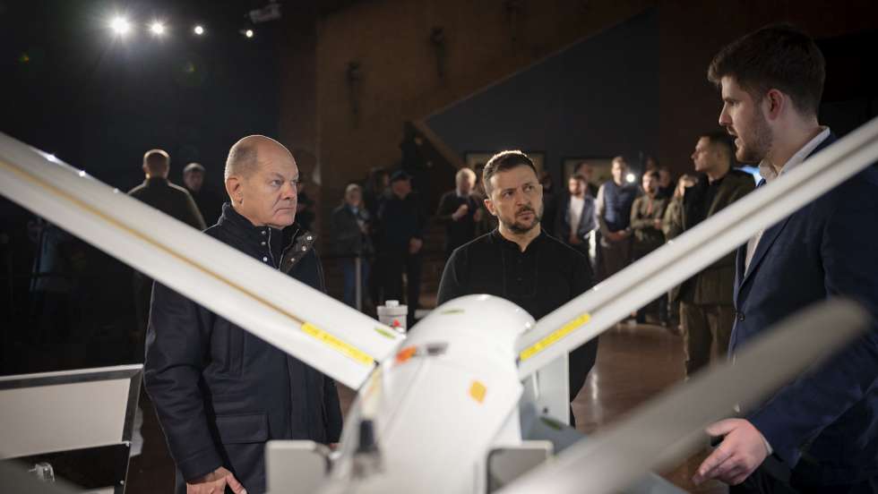 epa11753452 A handout photo made available by Presidential Press Service shows Ukrainian President Volodymyr Zelensky (C) and German Chancellor Olaf Scholz (L) as they inspect the latest samples of automatic target detection and engagement systems, including UAVs, FPV drones, ground robotic systems, and a drone swarm control system during their meeting in Kyiv, Ukraine, 02 December 2024. Olaf Scholz arrived in Kyiv to meet with top Ukrainian officials amid the ongoing Russian invasion.  EPA/PRESIDENTIAL PRESS SERVICE / HANDOUT  HANDOUT EDITORIAL USE ONLY/NO SALES